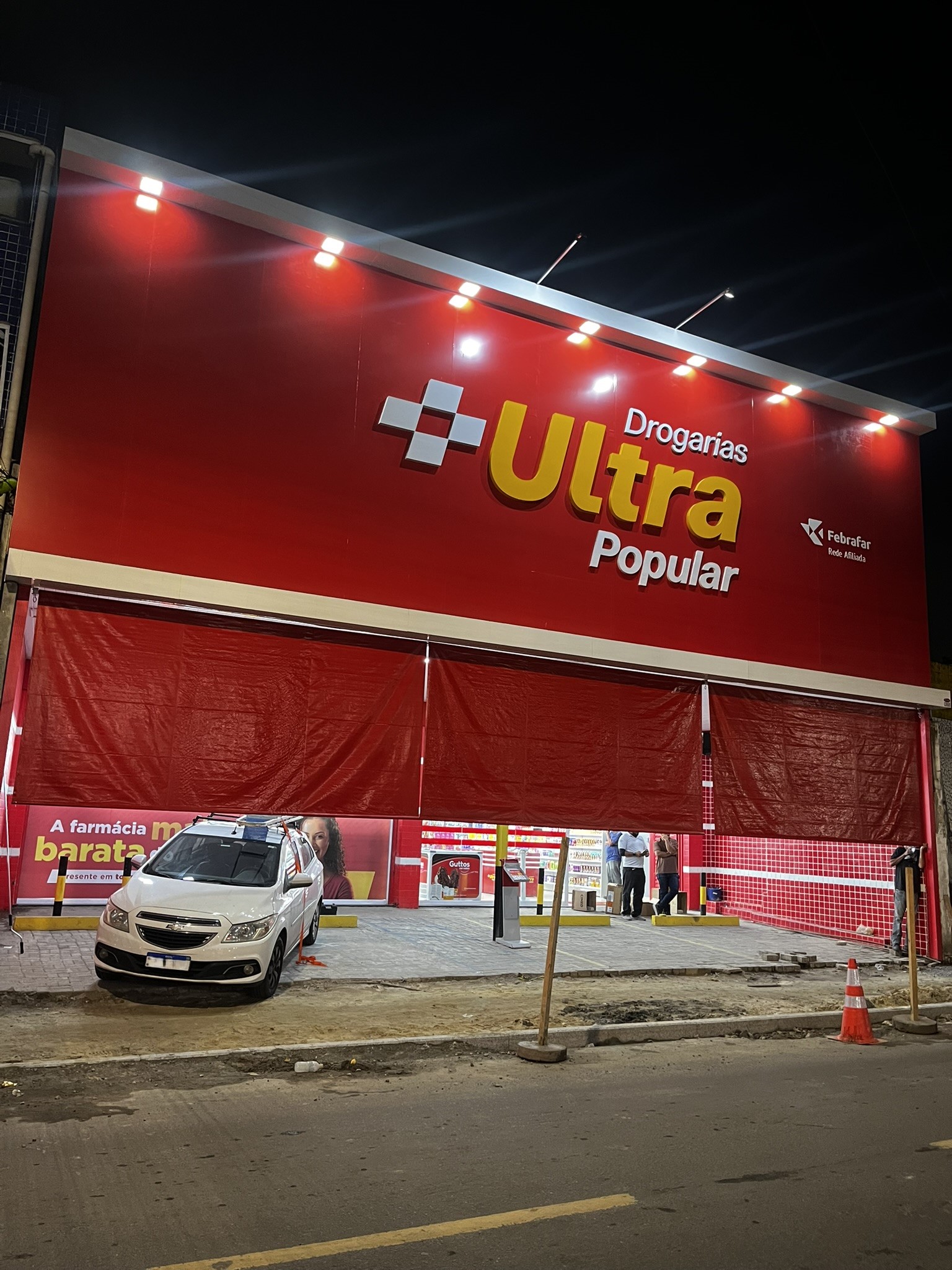 Toldo instalado em área externa em Salvador